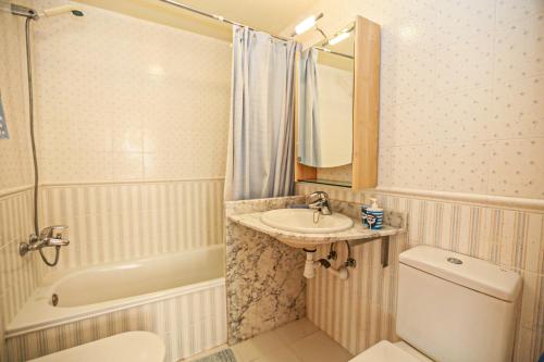 y baño con lavabo, aseo y ducha. en SANT PERE Litoral - ONLY FAMILIES, en Cambrils