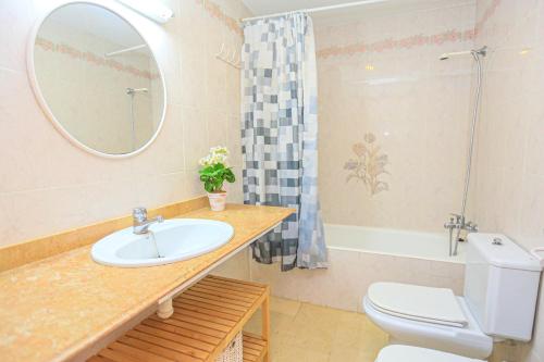 カンブリルスにあるAustral - ONLY FAMILIESのバスルーム(洗面台、トイレ、鏡付)