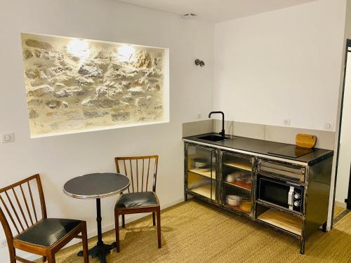 Ett kök eller pentry på Coquet studio en coeur de ville avec wifi et clim