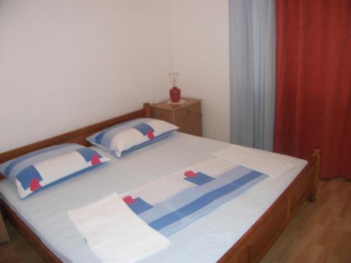 sypialnia z łóżkiem i dwiema poduszkami w obiekcie House Lumbarda (876) w mieście Lumbarda