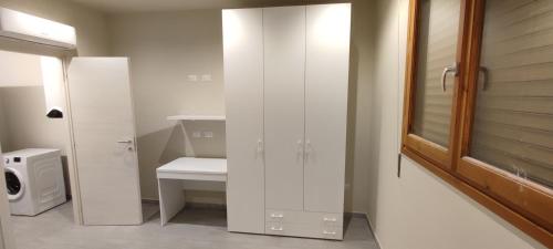 uma casa de banho branca com um WC e um lavatório em Valdisieve Guest House Appartamento 20 minuti da Firenze em Pontassieve