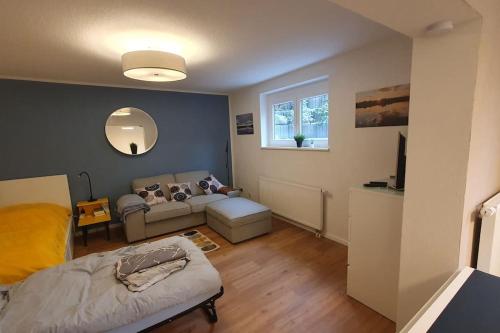 uma sala de estar com uma cama e um sofá em Apartment_BaLi em Linkenheim-Hochstetten