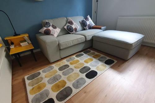 a living room with a couch and a rug at Apartment_BaLi in Linkenheim-Hochstetten