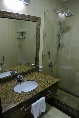 Salle de bains dans l'établissement Palm Inn Hotel Doha