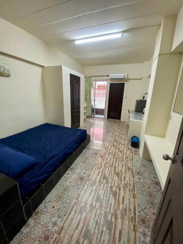 ein Schlafzimmer mit einem blauen Bett in einem Zimmer in der Unterkunft Ratanawong Place 801 in Bangkok
