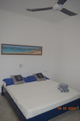 uma cama num quarto com uma ventoinha de tecto em LA VELA em Palmeira