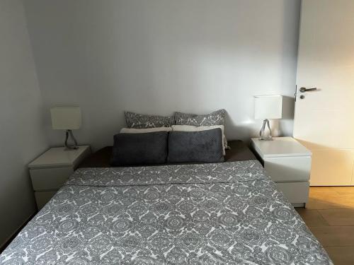 - une chambre avec un grand lit et 2 tables de chevet dans l'établissement Apartment Torremolinos, à Torremolinos
