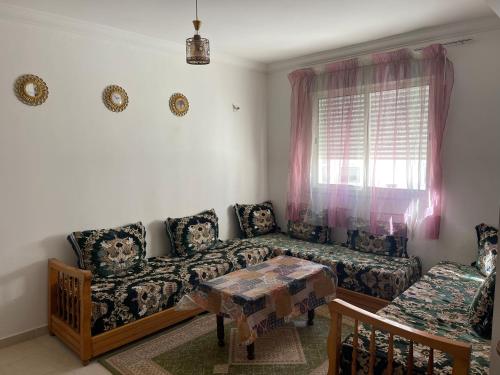 uma sala de estar com um sofá e uma mesa em Love House Tanger em Tânger
