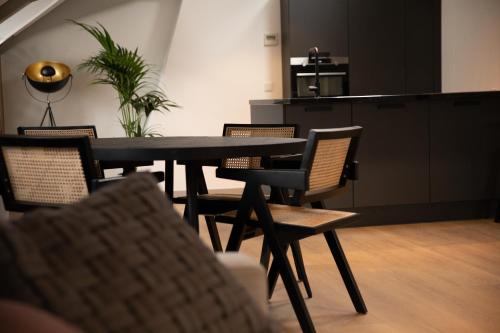 a dining room with a table and chairs at Grand Monumental Residence Edam in Edam