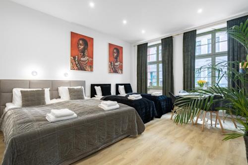 sypialnia z dużym łóżkiem i salonem w obiekcie Apartamenty KB Toruń w Toruniu