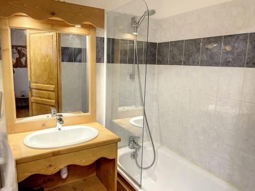 a bathroom with a sink and a glass shower at Appartement 6 personnes Au pied des pistes Le Grand Panorama 2 avec piscine couverte in Valmeinier