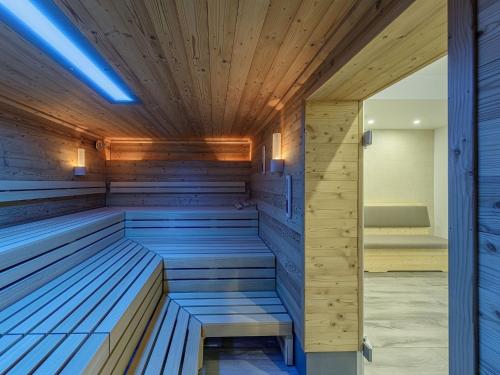 een sauna met houten wanden en een houten plafond bij Meerblick mit Kamin am Saaler Bodden in Wustrow
