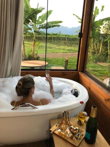 Imagen de la galería de Chalé Envidraçado Recanto Verde dos Canyons, en Praia Grande