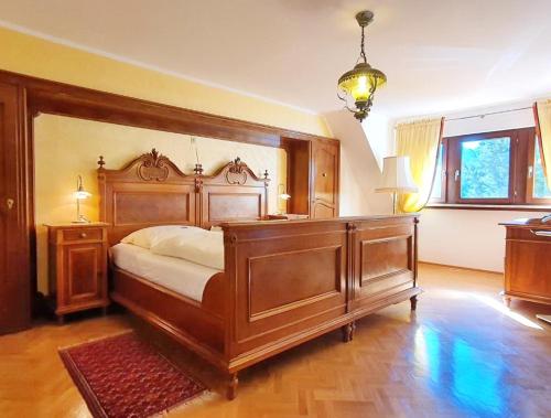 a bedroom with a large wooden bed in a room at Apartment Haus Pflingsteck nahe Europa Park Rulantica in Freiamt