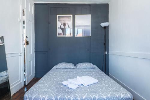 1 dormitorio con 1 cama con 2 toallas en Original Lisbon Guesthouse, en Lisboa