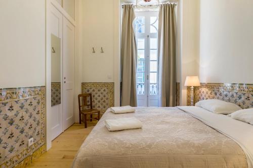 une chambre avec un grand lit et une fenêtre dans l'établissement Santa Justa Prime Guesthouse, à Lisbonne