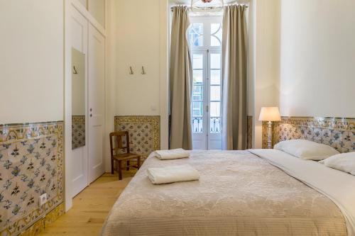 リスボンにあるSanta Justa Prime Guesthouseのベッドルーム(大型ベッド1台、窓付)