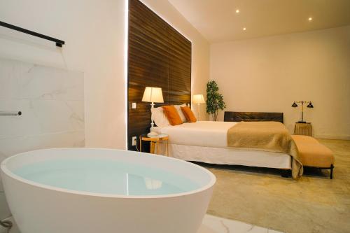 ein Bad mit einem Bett und einer Badewanne in einem Zimmer in der Unterkunft Lisbon Studios in Lissabon