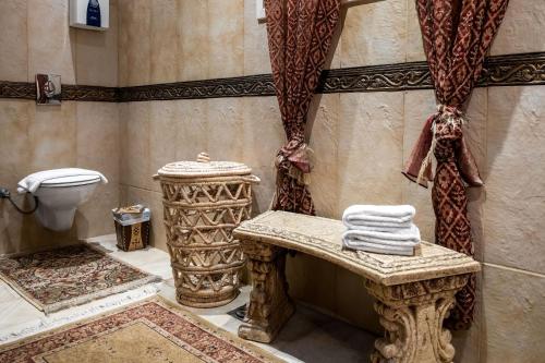 ein Bad mit einem WC und einem Tisch mit Handtüchern in der Unterkunft VESTA - Mokattam Residence in Kairo
