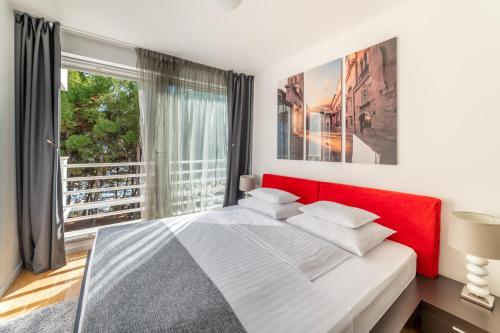 ein Schlafzimmer mit einem großen Bett und einem großen Fenster in der Unterkunft Hermosa Luxury Apartment in Split