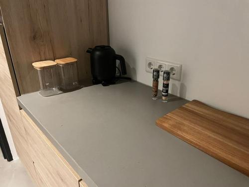 uma cozinha com um balcão com dois copos e uma cafeteira em Tiny Seven em Otterlo