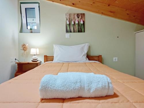מיטה או מיטות בחדר ב-Travelers Stasis Nafpaktos