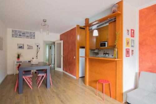 a living room with a table and a kitchen at Dunas Flat in Lavra
