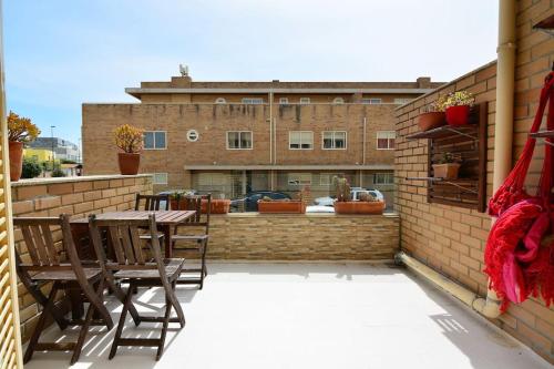 a patio with chairs and a table on a building at Dunas Flat in Lavra