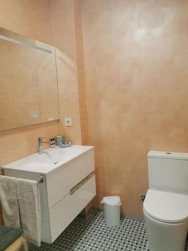a bathroom with a white sink and a toilet at Dunas Flat in Lavra