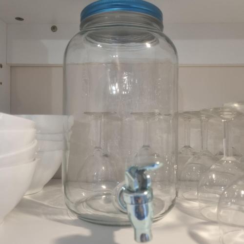 un pot en verre assis sur un comptoir à côté d'un évier dans l'établissement Bungalow 6 pers. près du puy du fou, à La Boissière-de-Montaigu