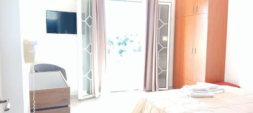 Postel nebo postele na pokoji v ubytování ALONAKI BAY