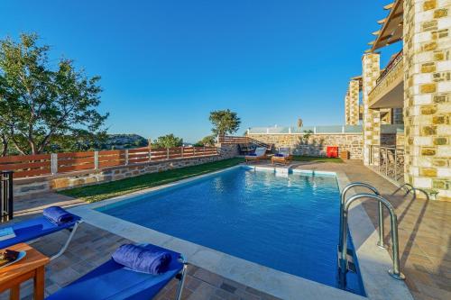 a swimming pool in the backyard of a house at Asfendamos Villas in Zonianá