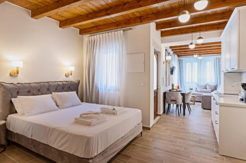- une chambre avec un grand lit blanc dans l'établissement Casa Del Balsamo, à Réthymnon