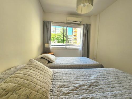 Ένα ή περισσότερα κρεβάτια σε δωμάτιο στο MODERNO DEPARTAMENTO DE DOS AMBIENTES CON BALCON EN Almagro