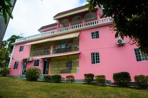 Edificio en el que se encuentra el hostal o pensión