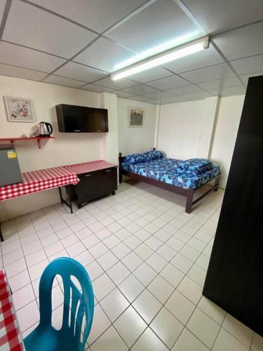 Postel nebo postele na pokoji v ubytování Ratanawong Place 560