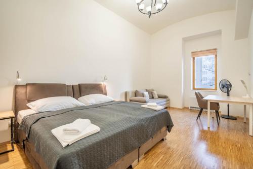 Un pat sau paturi într-o cameră la Prague Centre Apartments