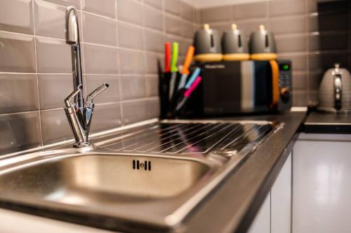 a stainless steel kitchen sink in a kitchen at Inviting 1BRStudio, PrivateBth l CentralLondon Gem in London
