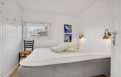 Postel nebo postele na pokoji v ubytování Gorgeous Home In Brkop With House A Panoramic View