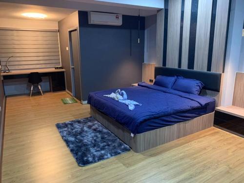 een slaapkamer met een bed met een blauw dekbed bij Ulike homestay~3room~The Venus~Manjung~Lumut in Seri Manjung