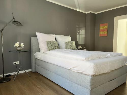 哈默爾恩的住宿－Altstadt Fereienwohnung Hameln，一间卧室配有一张带白色床单的大床