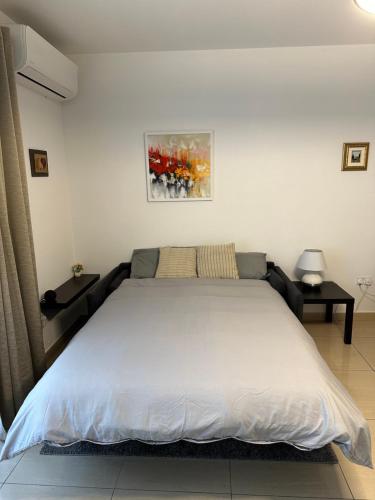 een slaapkamer met een groot bed in een kamer bij Spinola Bay Apt - Beatiful 3-Double Bed apt near beach in Prime Location in St Julian's