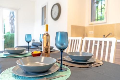 Photo de la galerie de l'établissement Pretty air-conditioned house with flower garden, au Plan-de-la-Tour