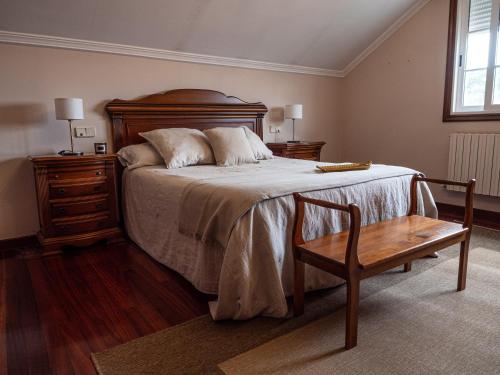 1 dormitorio con 1 cama, 1 silla y 1 mesa en Casa Ramos, en Vigo
