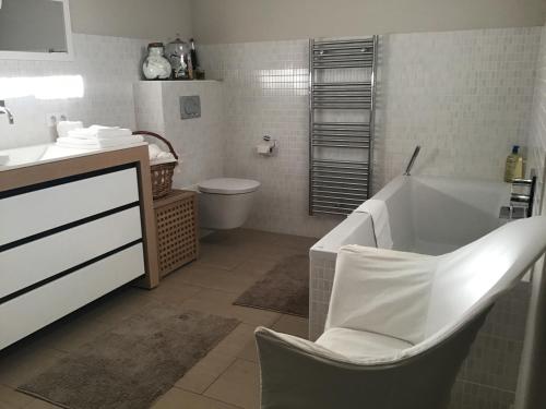 a bathroom with a tub and a toilet and a sink at Villa San Marco chambre d hôtes in Lorgues