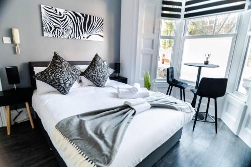 Säng eller sängar i ett rum på Chic Studio Apartment in Prime London Location