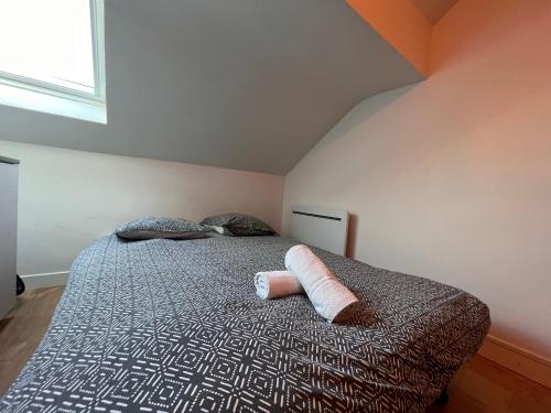 une chambre avec un lit avec deux oreillers dessus dans l'établissement LE LESTIN - Wifi - Centre ville - PROPERTY RENTAL NM, à Périgueux
