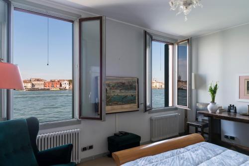 威尼斯的住宿－Secret Garden，一间卧室设有窗户,享有水景
