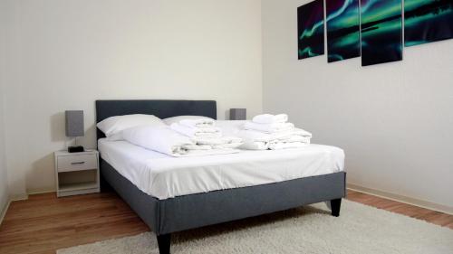 a bedroom with a bed with white towels on it at Wohlfühlen in der Schifferstadt Roßlau in Dessau