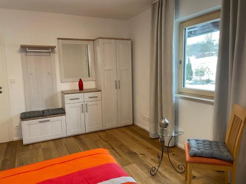 een slaapkamer met een oranje bed en een raam bij Haus Wiesenblick in Thurmansbang
